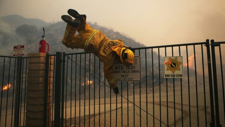 Bombeiros continuam a combater incêndios na Califórnia