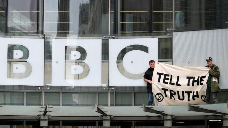 Ambientalistas bloqueiam entrada da sede da BBC em Londres