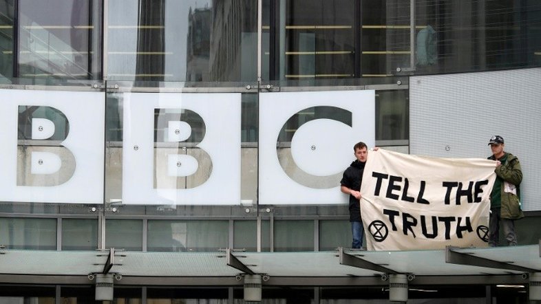 Ambientalistas bloqueiam entrada da sede da BBC em Londres