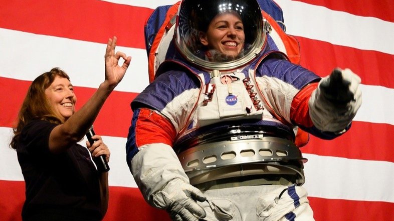 Nasa apresenta novos trajes espaciais mais flexíveis e de tamanho único