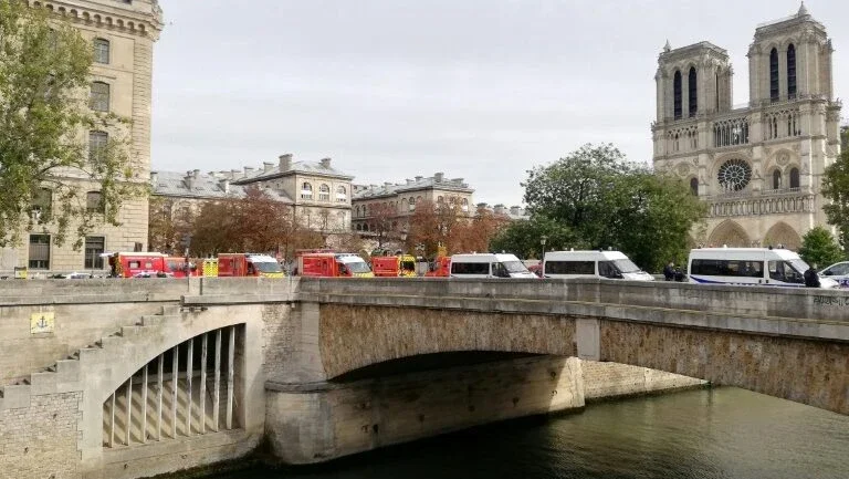 Paris: homem esfaqueia duas pessoas e é baleado em Paris