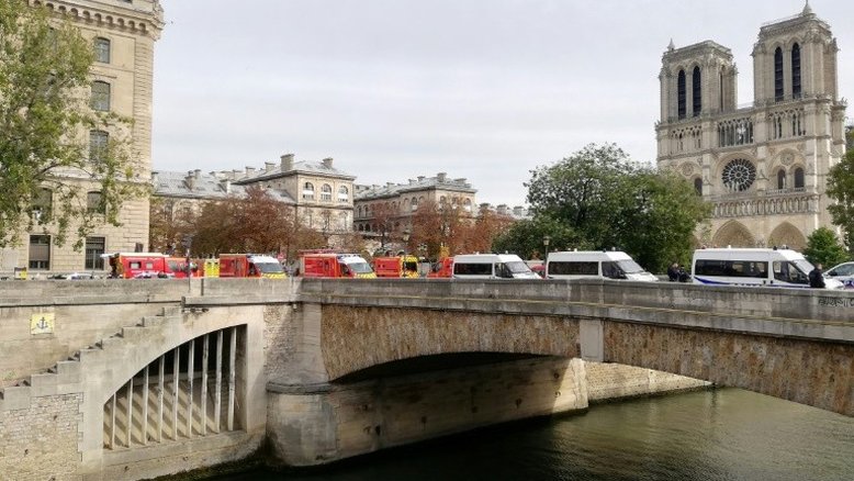 Paris: homem esfaqueia duas pessoas e é baleado em Paris
