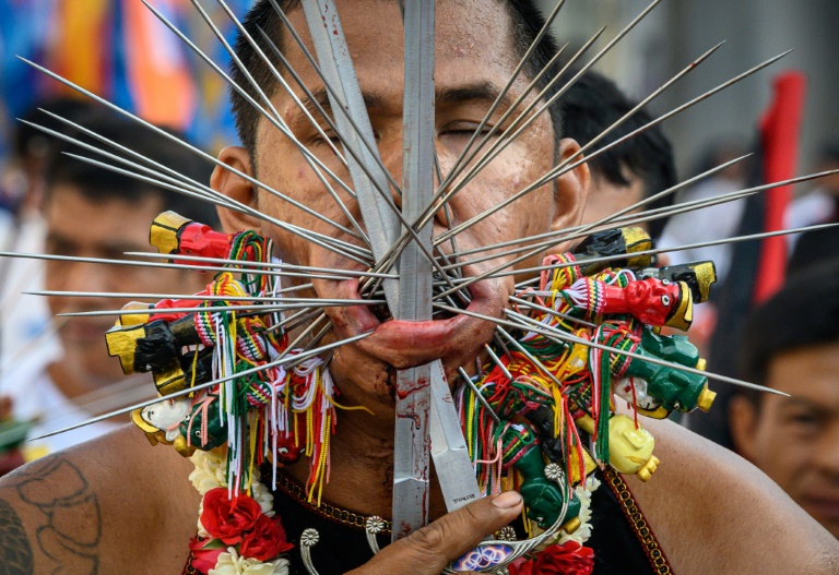 Festival vegetariano da perfuração da pele para se purificar na Tailândia
