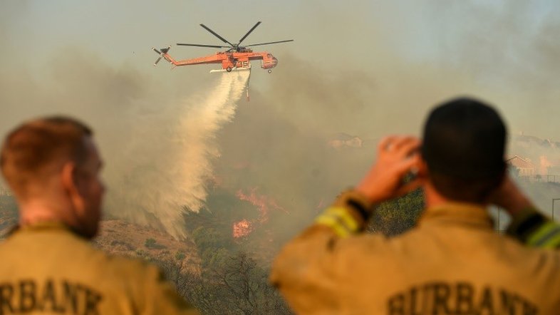 Incêndios no sul da Califórnia mostram sinais de desaceleração
