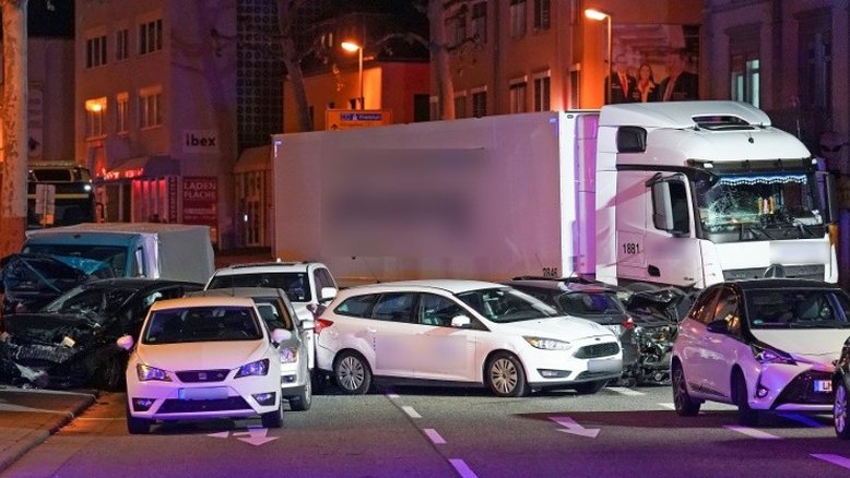 Justiça alemã decreta prisão de sírio que atropelou oito com caminhão
