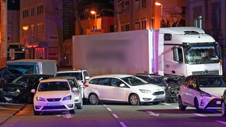 Motorista rouba caminhão e atinge vários carros na Alemanha