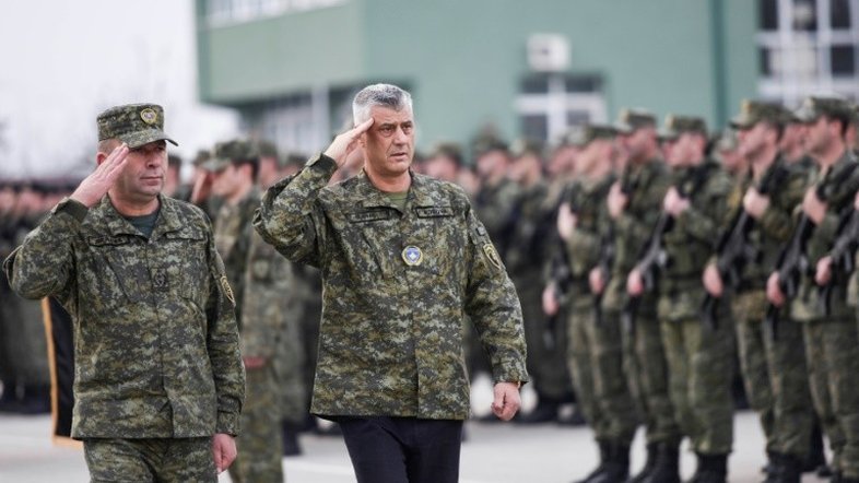 Oposição de Kosovo quer tirar 'comandantes' da independência do poder