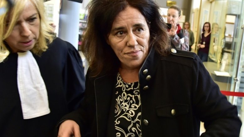 Mãe que escondeu bebê no porta-malas é condenada a cinco anos de prisão na França