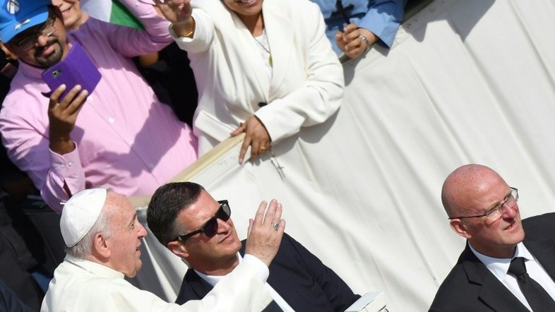 Papa aceita renúncia do chefe da guarda do Vaticano