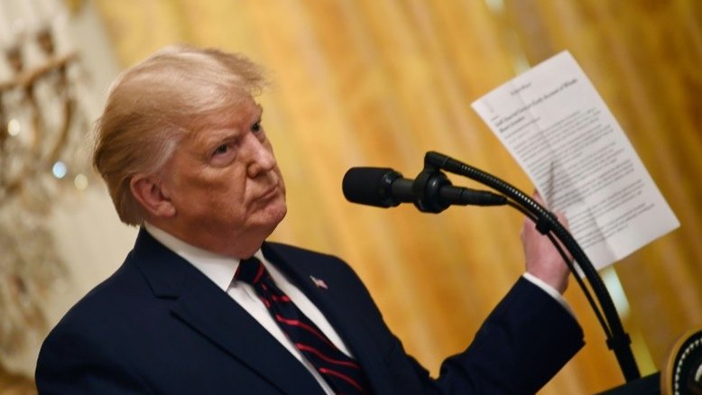 Ameaçado de 'impeachment', Trump ataca Biden, imprensa e legisladores