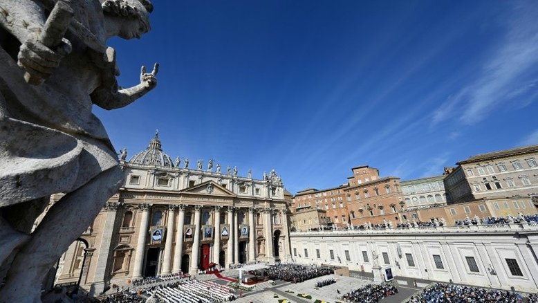 Vaticano nega estar à beira da falência