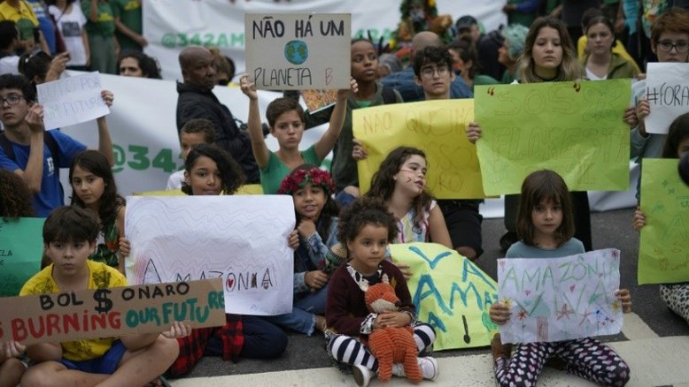 Crianças participam de protesto no Rio de Janeiro contra a destruição da Amazônia