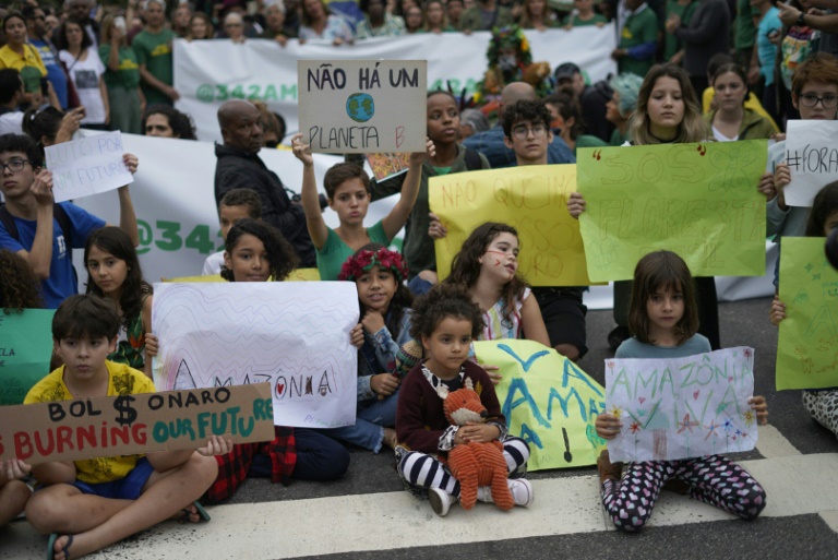 Crianças participam de protesto no Rio de Janeiro contra a destruição da Amazônia