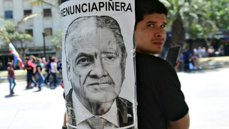 Piñera pede para ministros disponibilizarem cargos e sugere fim do estado de emergência