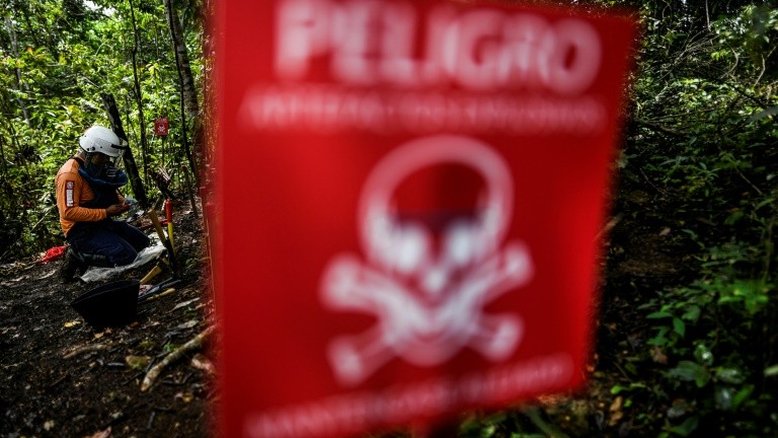 Desminar a Colômbia, tarefa de ex-guerrilheiros que espalharam explosivos
