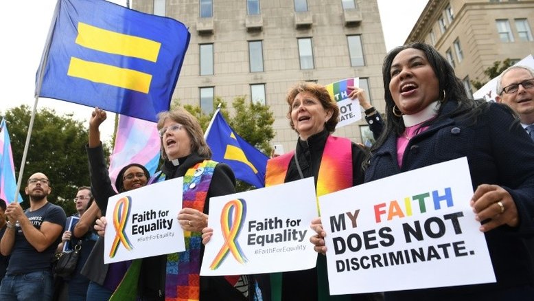 Suprema Corte dos EUA começa audiência histórica sobre direitos de gays e trans