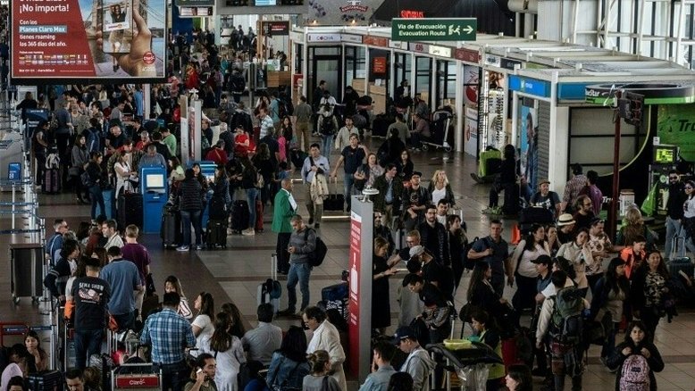 Madrugada de resignação e ansiedade no aeroporto de Santiago