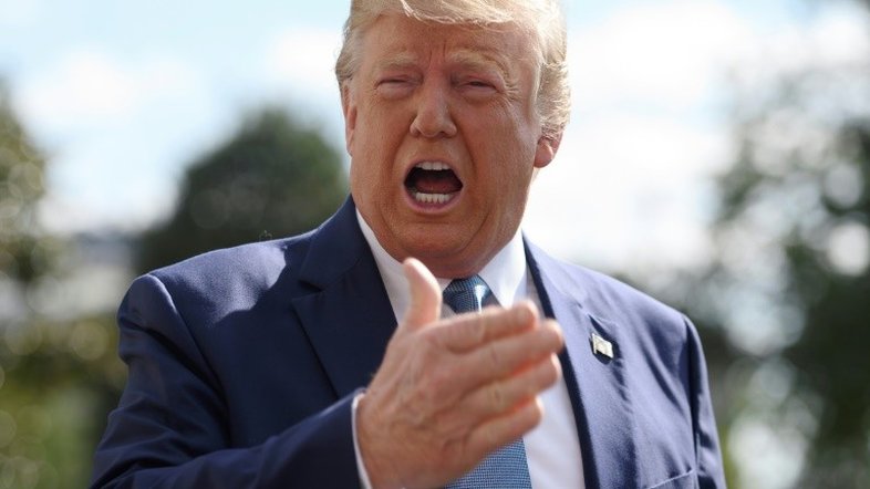 Ofensiva para destituir Trump ganha força com mensagens explosivas
