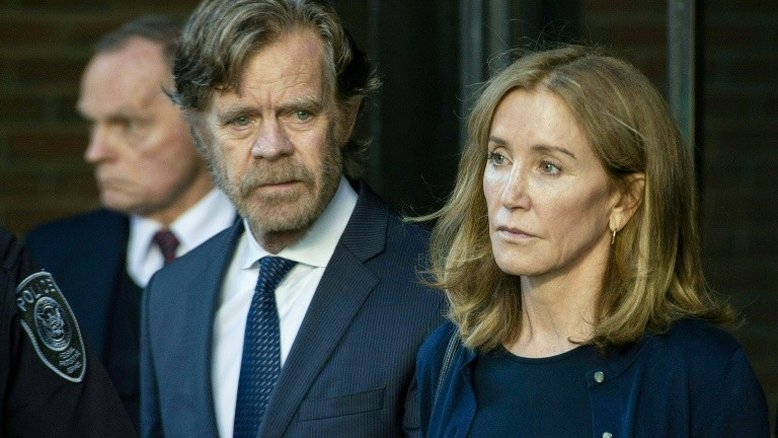 Felicity Huffman deixa a prisão antes de concluir pena