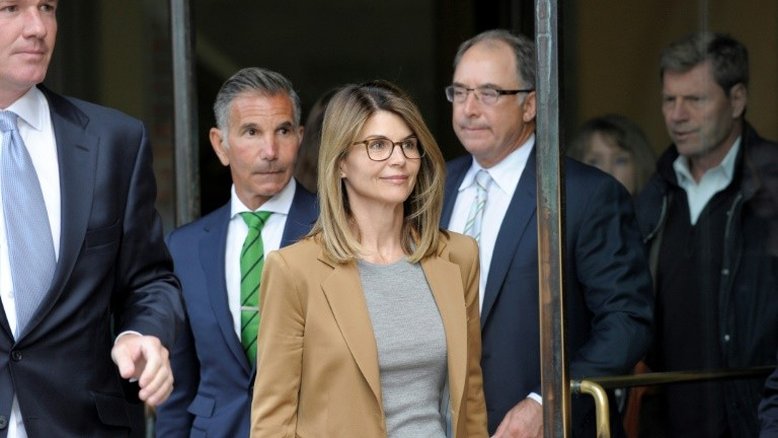 Atriz Lori Loughlin enfrenta nova acusação por escândalo em universidades dos EUA