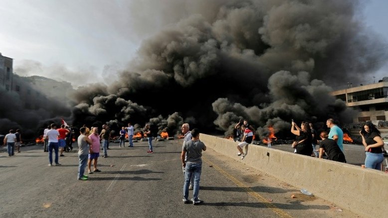 Libaneses protestam contra o governo em meio à crise econômica