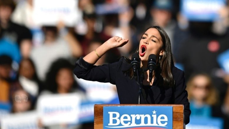 "AOC", destaque da ala jovem democrata, apoia Bernie Sanders
