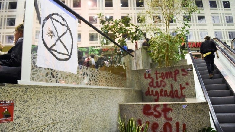 Movimento Extinction Rebellion ocupa shopping em Paris por 17h