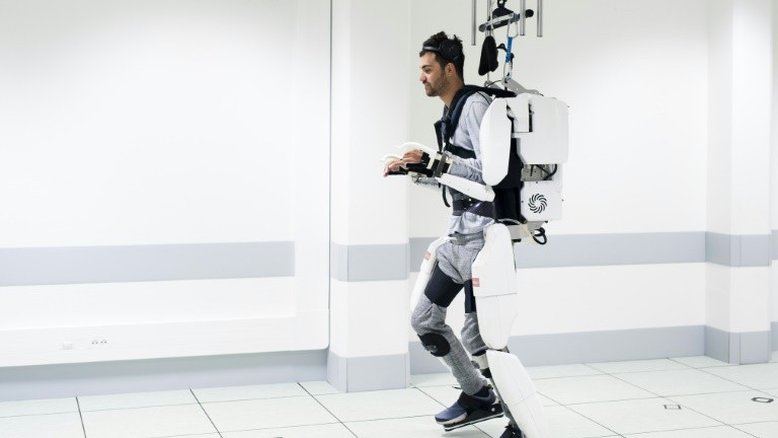Tetraplégico volta a andar com exoesqueleto controlado pelo cérebro