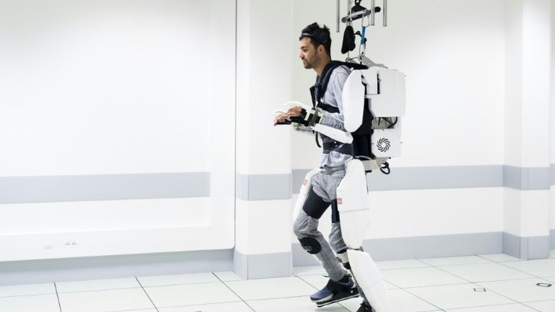Tetraplégico volta a andar com exoesqueleto controlado pelo cérebro