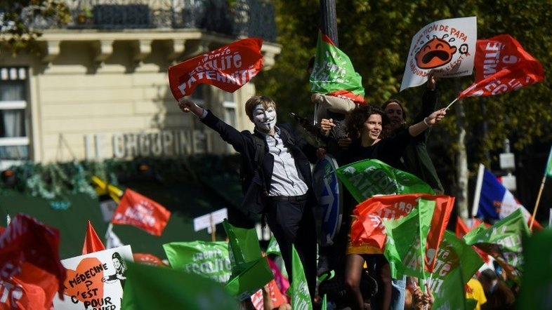 Conservadores protestam contra reprodução assistida de lésbicas e solteiras na França