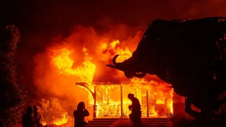 Ventos alimentam incêndio na Califórnia, onde 180.000 pessoas têm ordem de evacuação