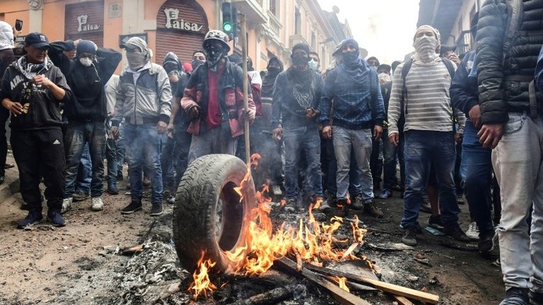 Manifestantes indígenas capturam oito policiais no Equador