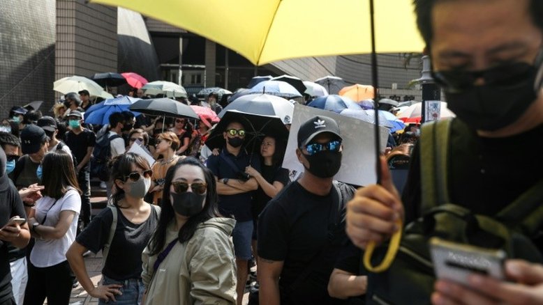 Multidão desafia a polícia em Hong Kong