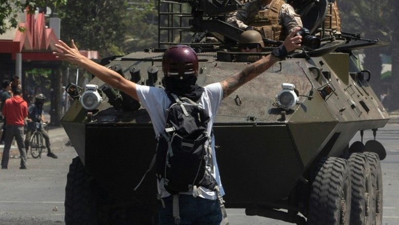Após três dias de distúrbios violentos, Piñera afirma que Chile está em "guerra"