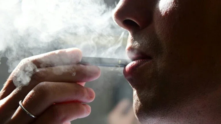 Lesões ligadas a vaporizadores afetam mil pessoas e mataram 18 nos EUA