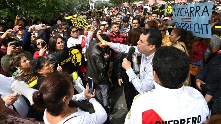 Peruanos protestam contra dissolução do Congresso