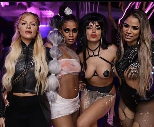 Anitta promove festa de Halloween em sua casa no Rio de Janeiro 8 Anitta promove festa de Halloween em sua casa no Rio de Janeiro