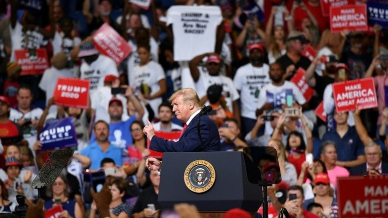 Enfraquecido e atingido por crises, Trump volta à campanha