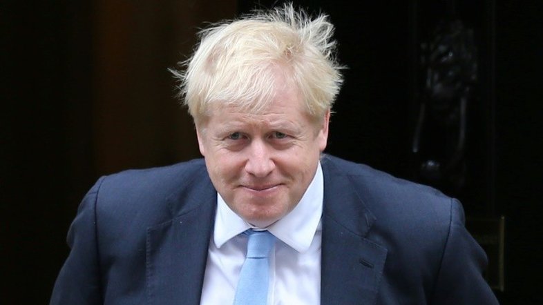 Boris Johnson chama de "infames" os gritos racistas contra jogadores na Bulgária