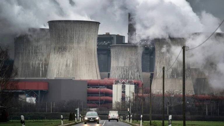 Atividade humana produz 100 vezes mais carbono do que vulcões, diz estudo