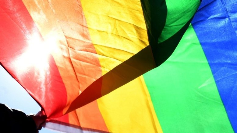Russo processa Apple por 'empurrá-lo para a homossexualidade'