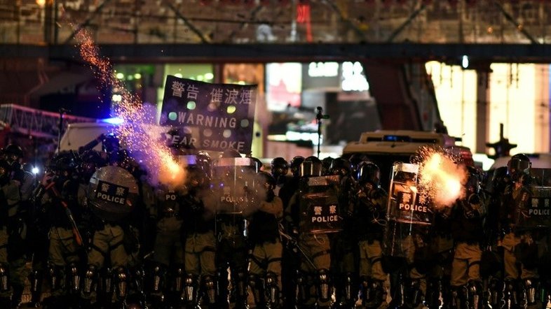 Mais um dia de caos, violencia e desafio ao governo de Hong Kong