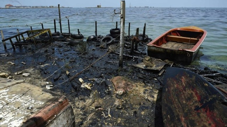 Lago de Maracaibo, na Venezuela, sofre com constante vazamento de petróleo