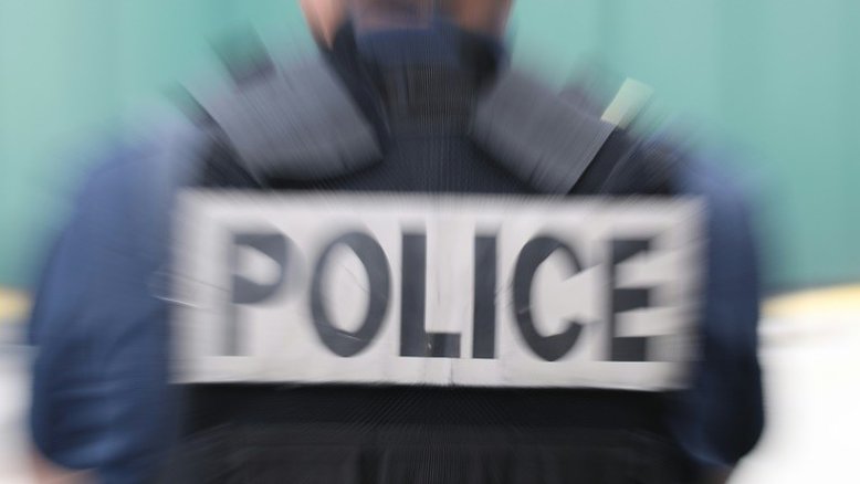 Homem ameaça se explodir em consulado do Irã em Paris