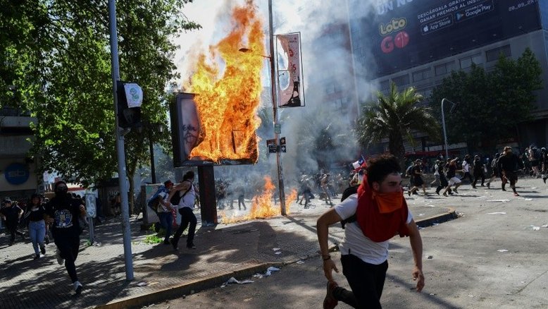 Manifestações seguem intensas no Chile enquanto Piñera joga carta política
