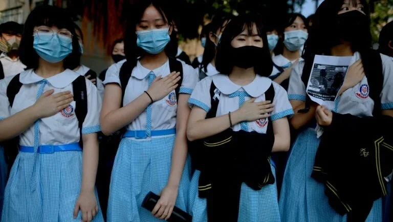 Protesto em frente à escola de manifestante baleado em Hong Kong