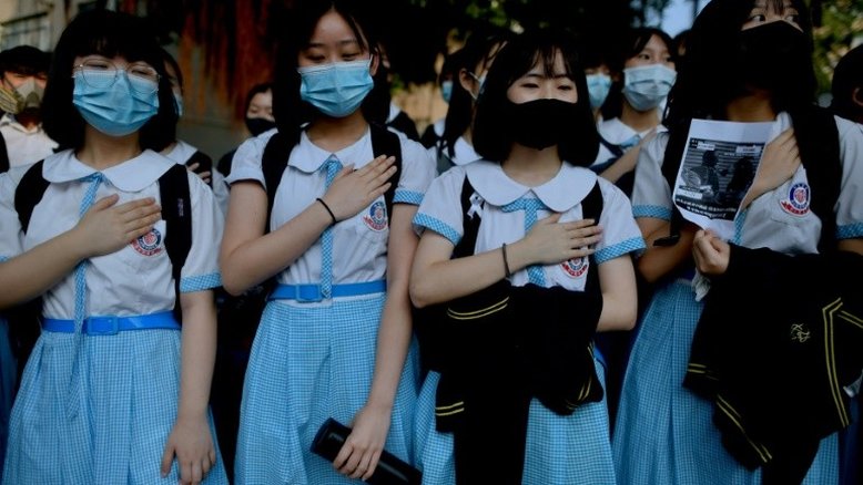 Protesto em frente à escola de manifestante baleado em Hong Kong