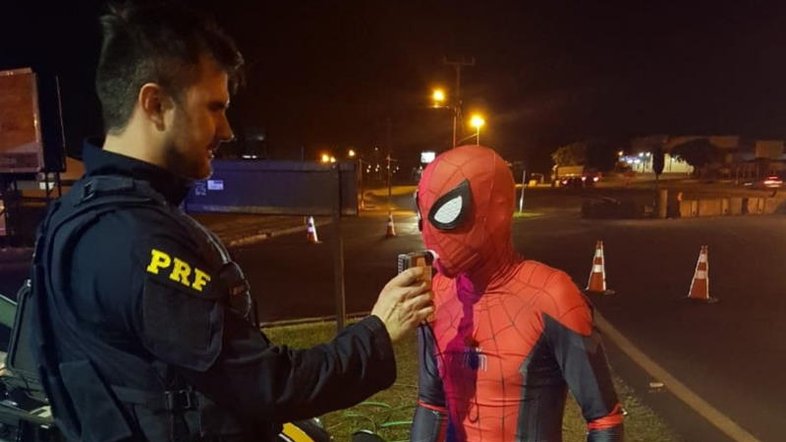 'Homem-Aranha' é parado em blitz e passa no teste do bafômetro