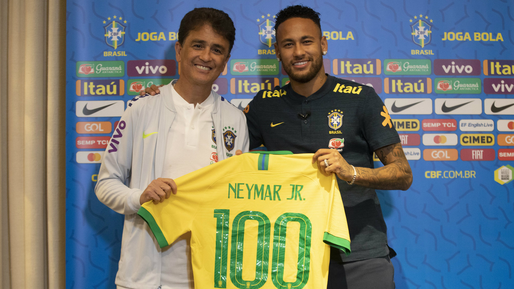 Neymar comemora 100 jogos pela seleção ao lado do ex-jogador Bebeto
