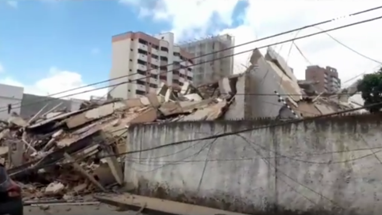 Prédio residencial desaba em Fortaleza